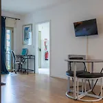 1Bdr Flat With Balcony & Parking By Lovelystay *