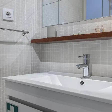 1bdr Flat With Balcony & Parking By Lovelystay * Lisbona