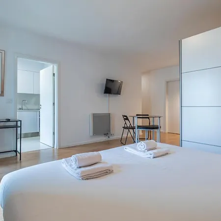 1bdr Flat With Balcony & Parking By Lovelystay Appartamento Lisbona