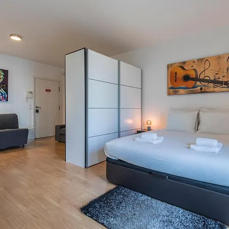 Bright & Comfy Flat In By Lovelystay Apartment Lisbon