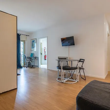 1bdr Flat With Balcony & Parking By Lovelystay Apartament