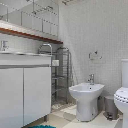 Bright & Comfy Flat In By Lovelystay Daire